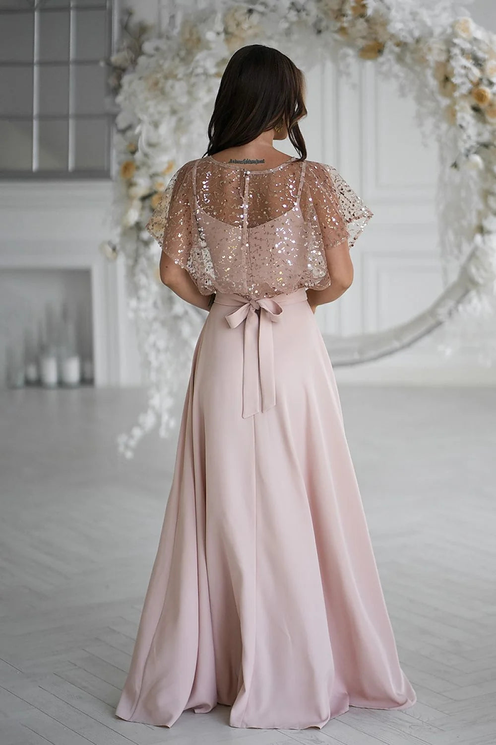 robe longue soirée rose poudré fines bretelles tulle pailleté veste satinée ceinture fleur jupe fluide fente latérale élégante