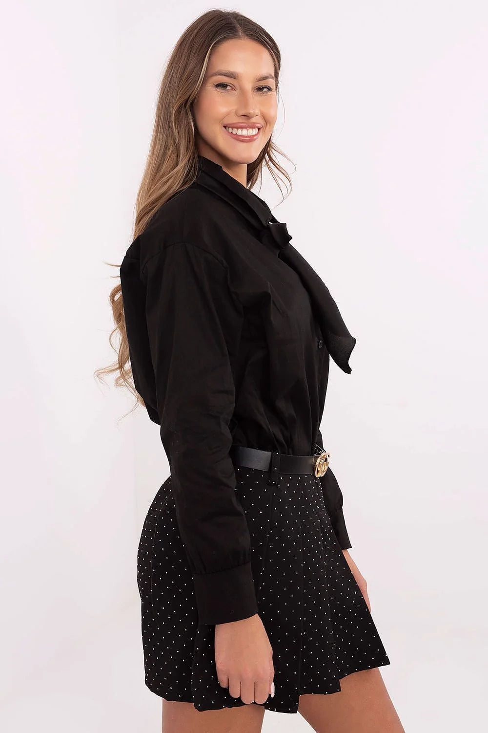 chemise femme noire manches longues col classique satinée lavallière nouée broche strass amovible boutonnage coupe droite légèrement ample poignets coton