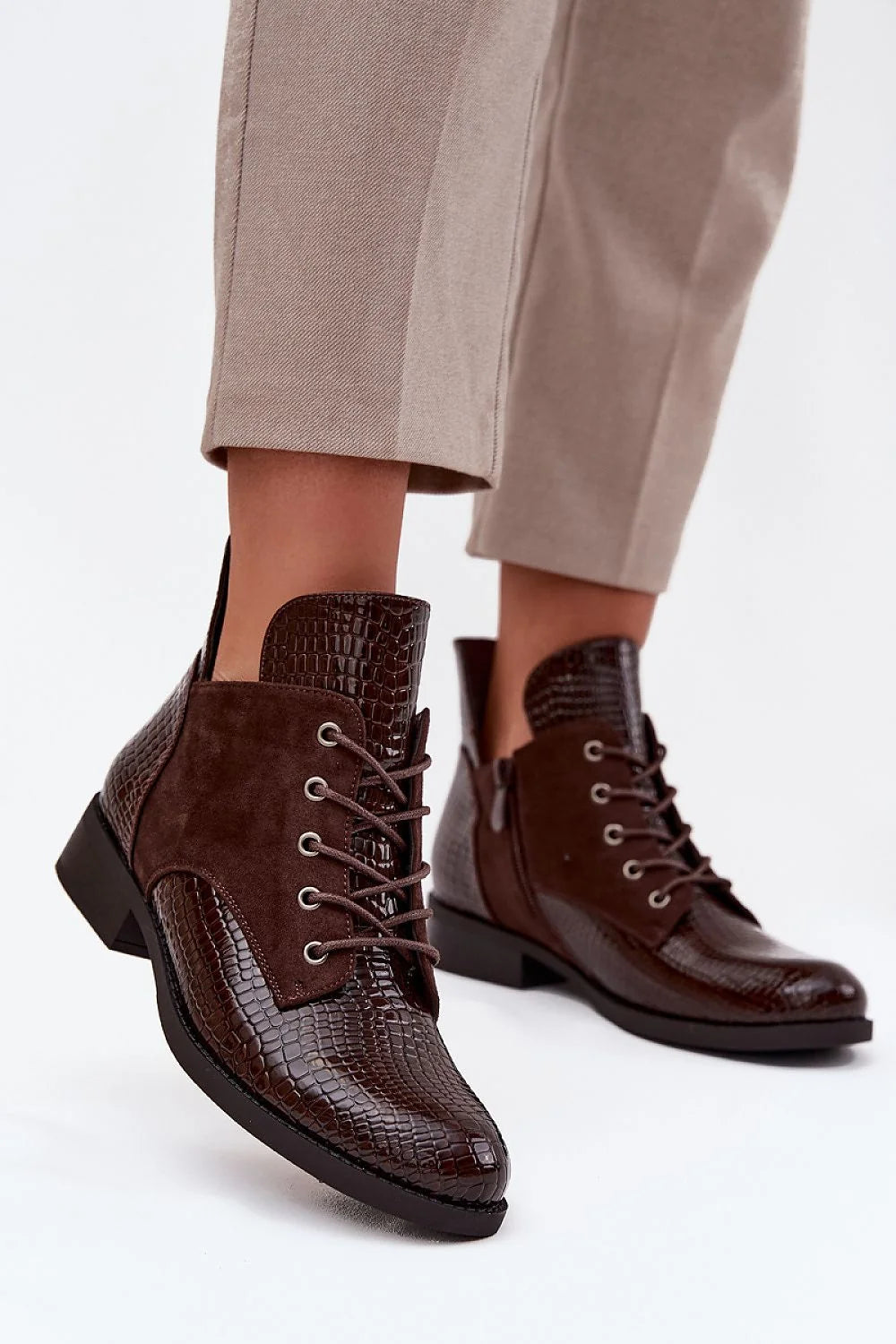 bottines femme cuir artificiel effet croco empiècements daim bout pointu cheville lacets œillets zip latéral talon bas bloc semelle antidérapante