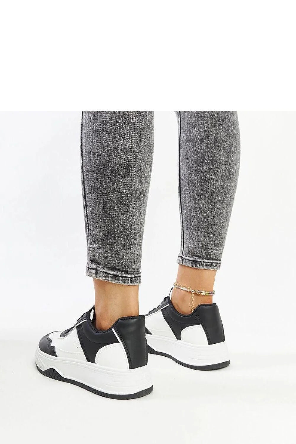Baskets pour femmes modernes design épuré couleur blanc et noir tige en faux cuir lacets noirs semelle épaisse antidérapante baskets urban style casual