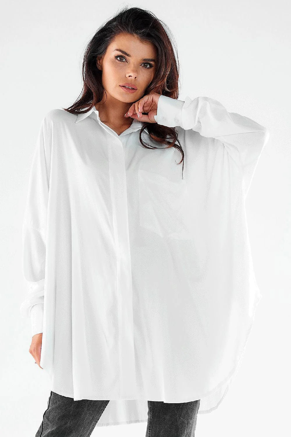 chemise femme oversize manches longues tissu fluide blanc pur coupe ample col structuré poignets larges dissimulés