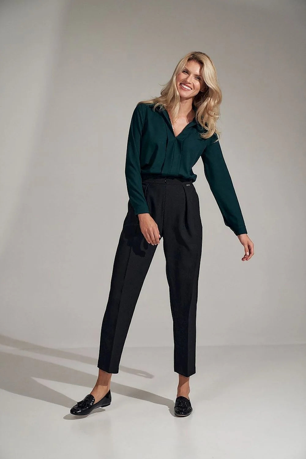Pantalon femme taille haute noir en polyester élégant et confortable pour occasions professionnelles et soirées