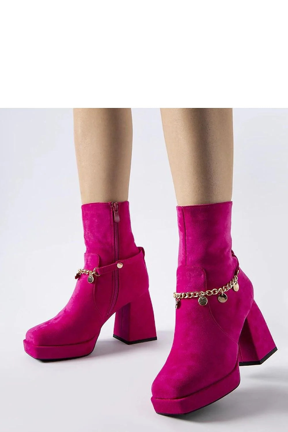 bottines talons carrés daim synthétique fuchsia bracelet chaîne dorée médaillons tige montante bout carré plateforme semelle noire rétro chic