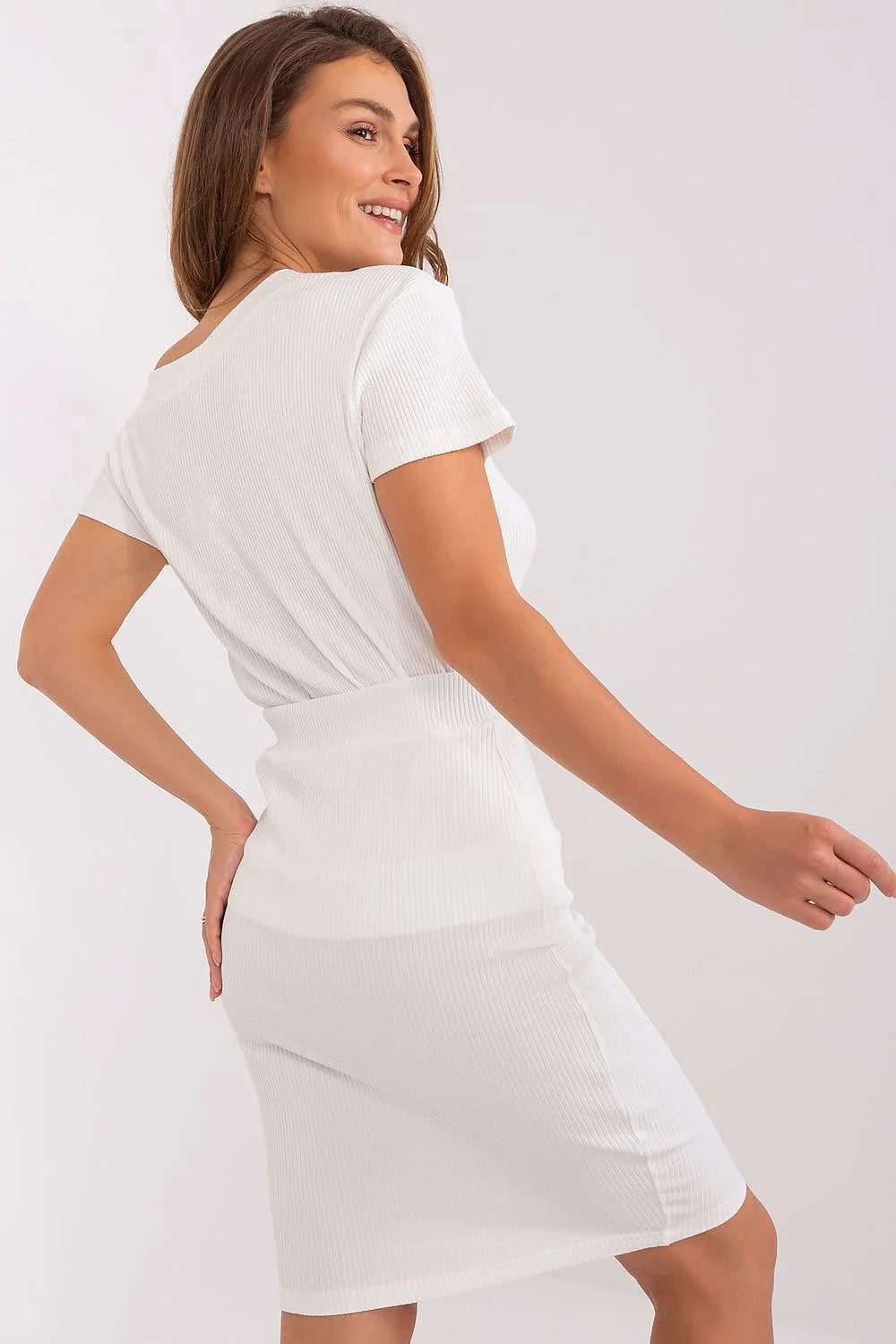 jupe relevance ajustée côtelée extensible blanche moulante fourreau longueur genou taille marquée manches courtes col rond maille sculptante élégante