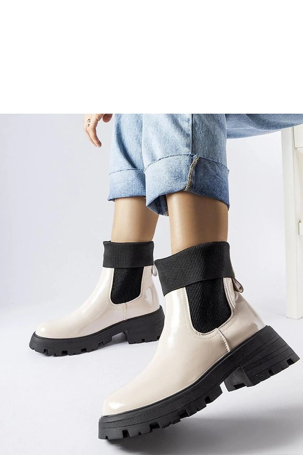 bottines Chelsea cuir verni beige goussets élastiques noirs semelle crantée compensée cheville haute bout arrondi col côtelé repliable tirette confort