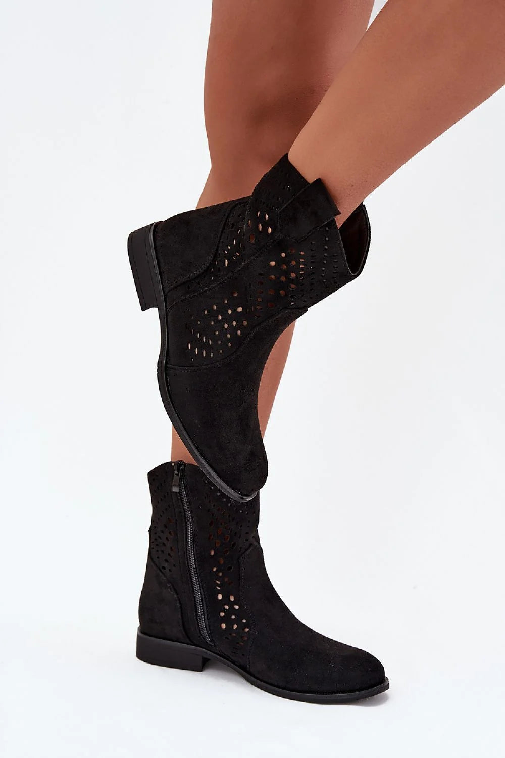 bottines femme suédine écologique noires perforées ajourées bohème chic bout arrondi tige ajustée fermeture zippée talon bas antidérapante doublure chaude