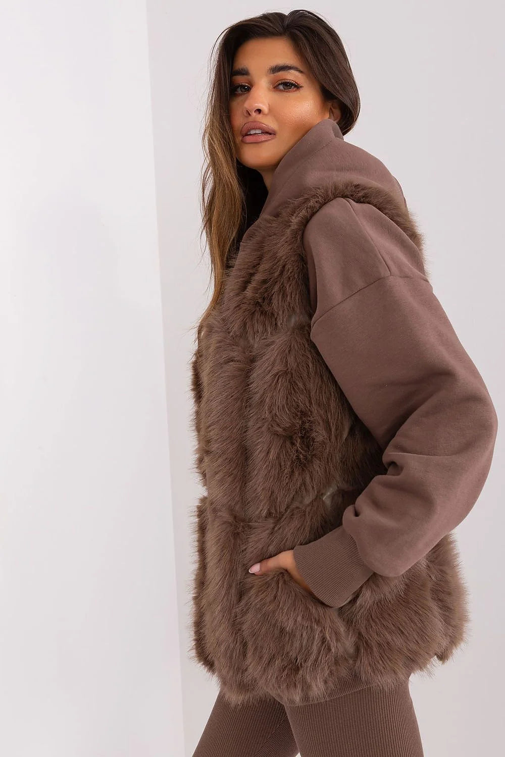 Veste sans manches en fausse fourrure brun châtain luxe femmes coupe droite porté avec sweat capuche leggings