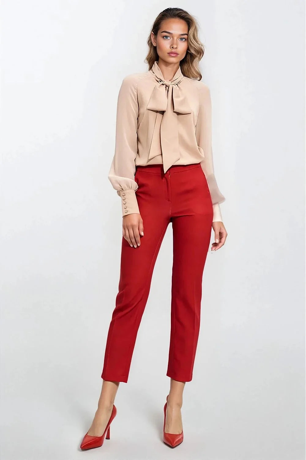 chemisier beige satiné fluide col lavallière noué pussybow coupe droite manches raglan poignets larges boutons dorés