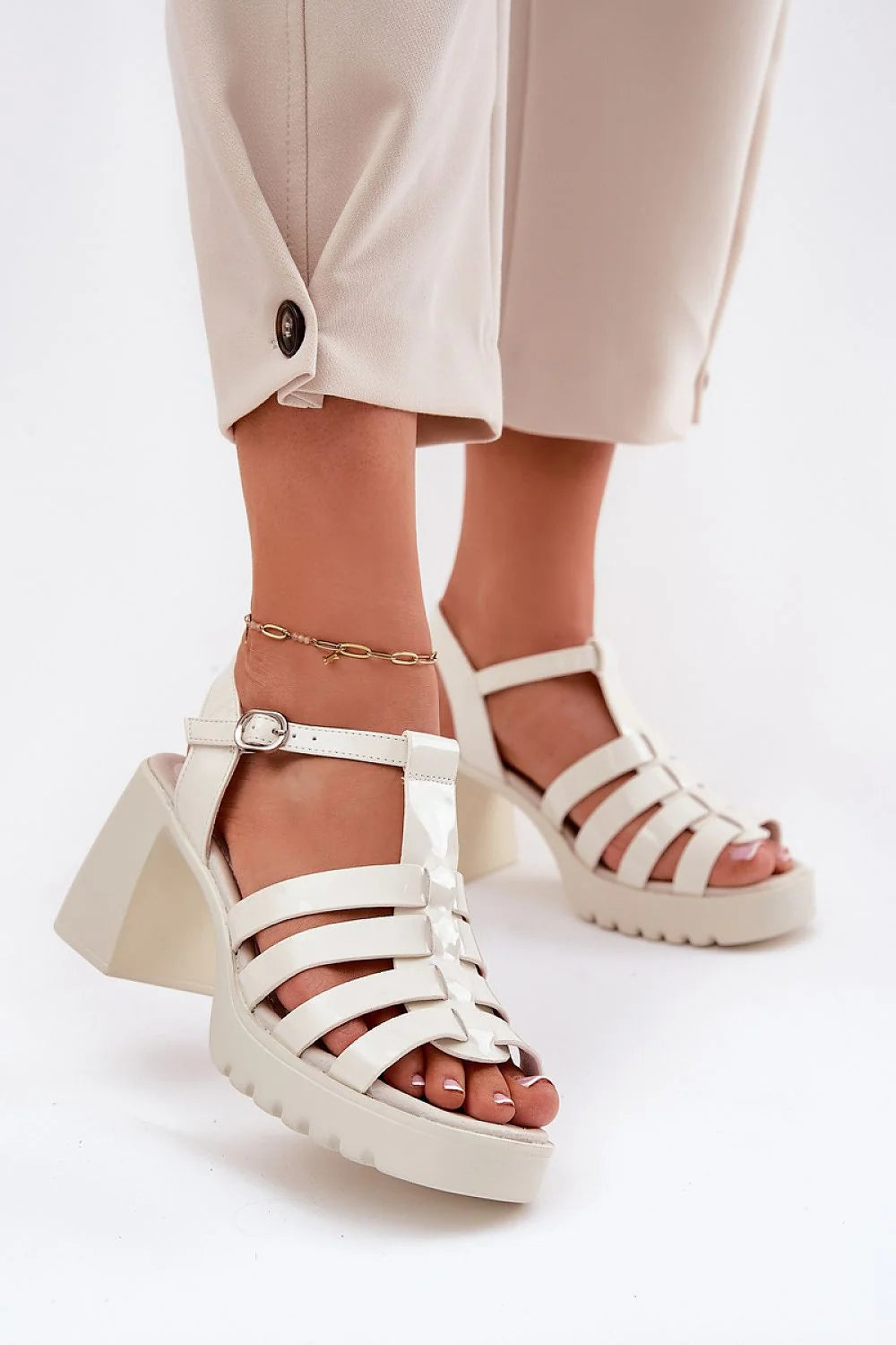 sandales talons block cuir synthétique verni blanc cassé brides multiples fisherman boucle réglable chaîne cheville plateforme semelle crantée confort élégant