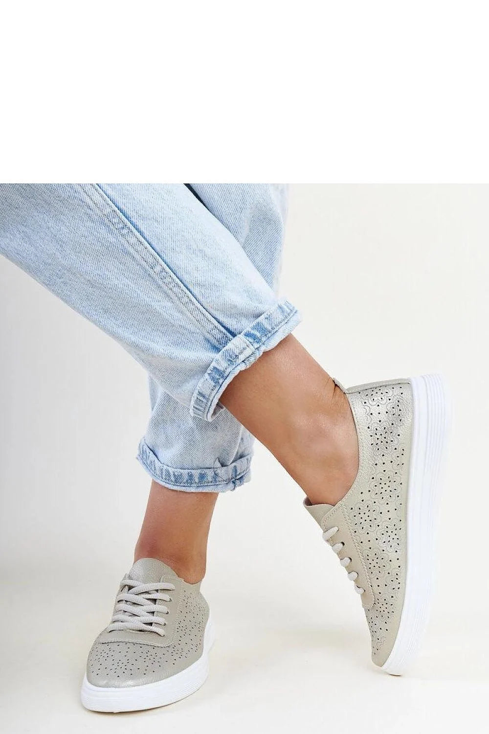 Baskets élégantes pour femmes en cuir écologique dorées bout arrondi design perforé lacets confortables occasion spéciale mode everyday shoes