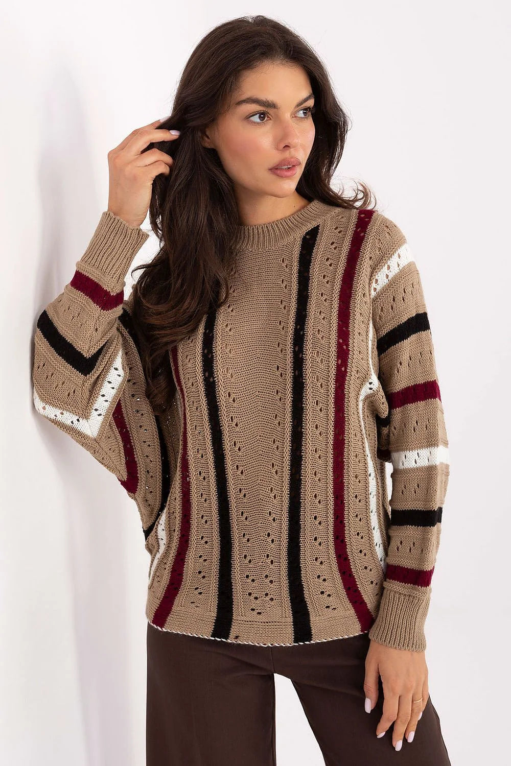 pull femme oversize maille tricotée ajourée acrylique chaud confortable col rond manches longues longueur hanches rayures verticales bordeaux