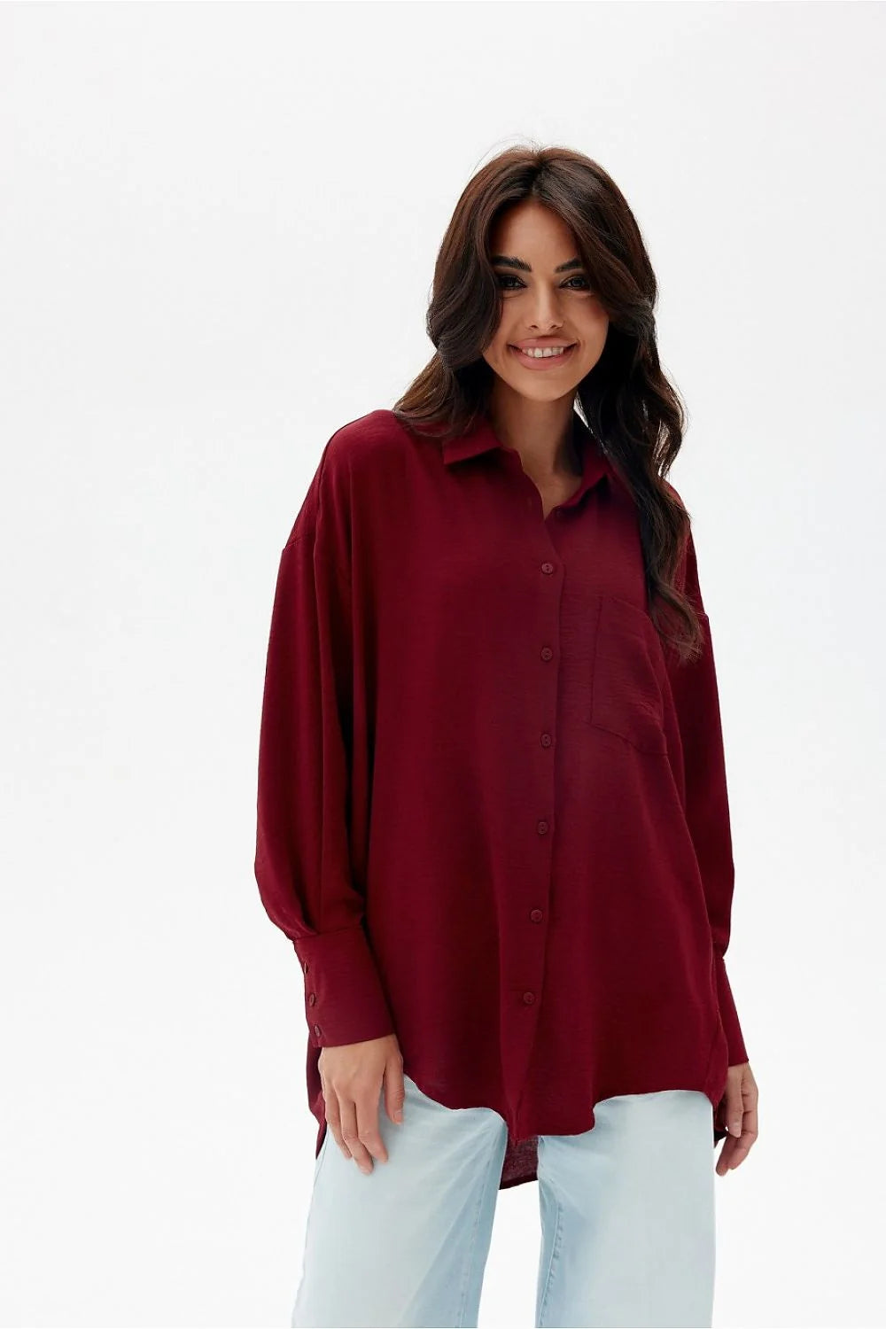 Chemise féminine asymétrique longue manches longues couleur bordeaux coupe oversize style élégant décontracté femme