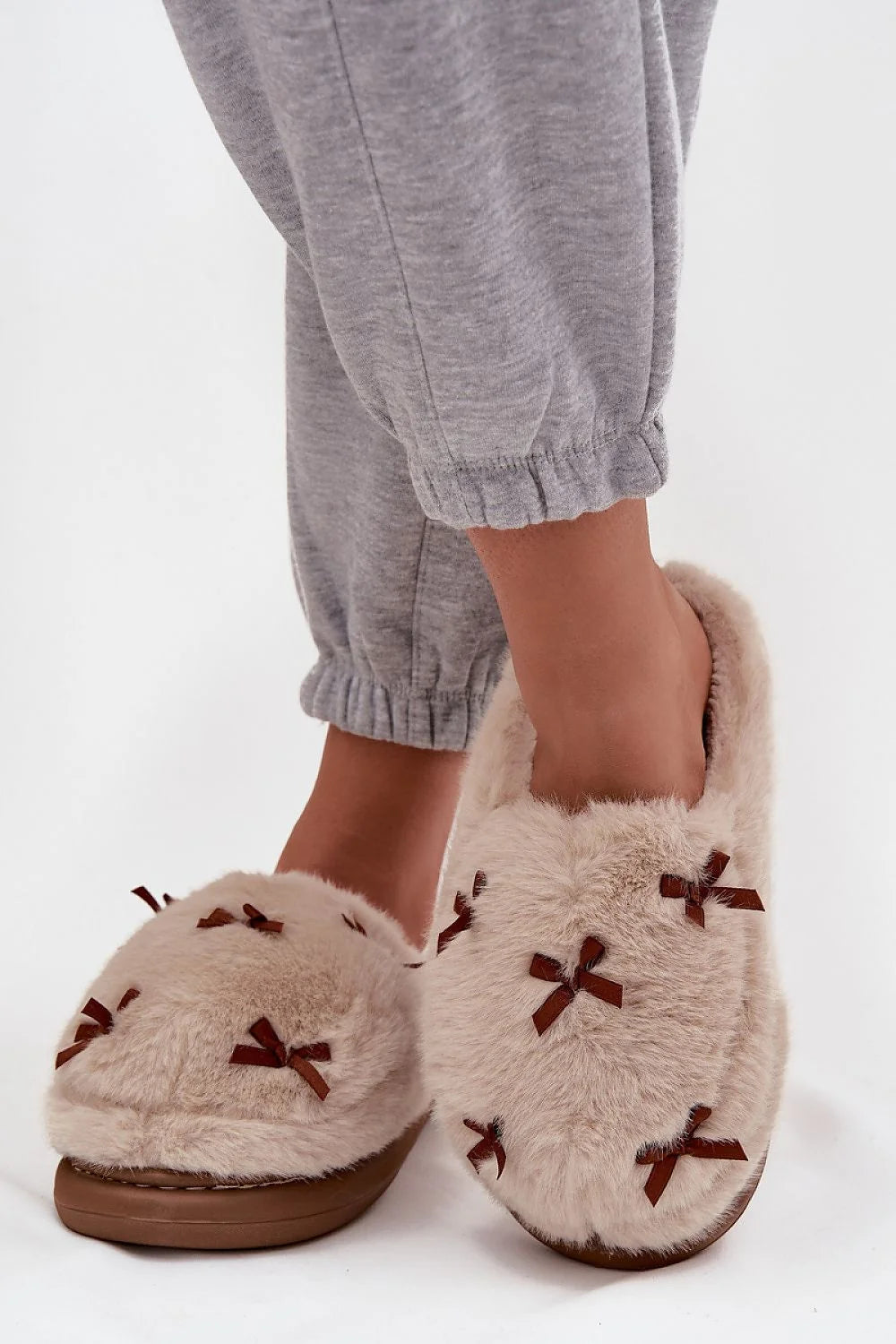 pantoufles femmes fourrure fausse beige pâle bout rond rembourré doublure ultra douce semelle épaisse marron noeuds ruban confort chaleur intérieur