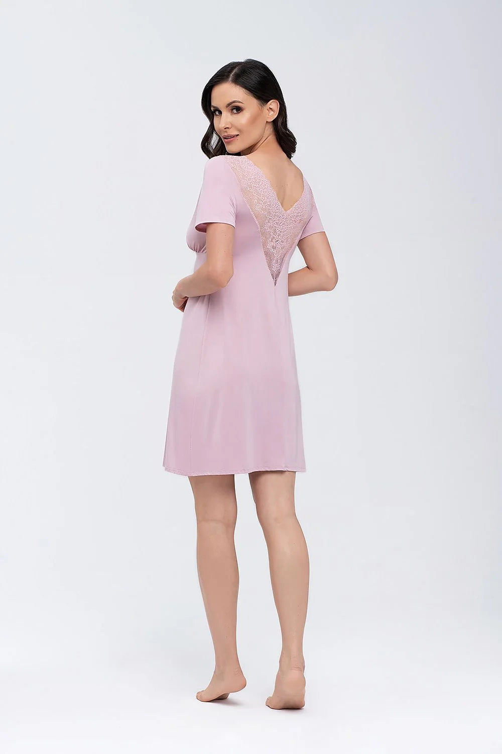 Chemise de nuit Babella en viscose dentelle délicate couleur mauve doux coupe V manches courtes femmes taille ajustable