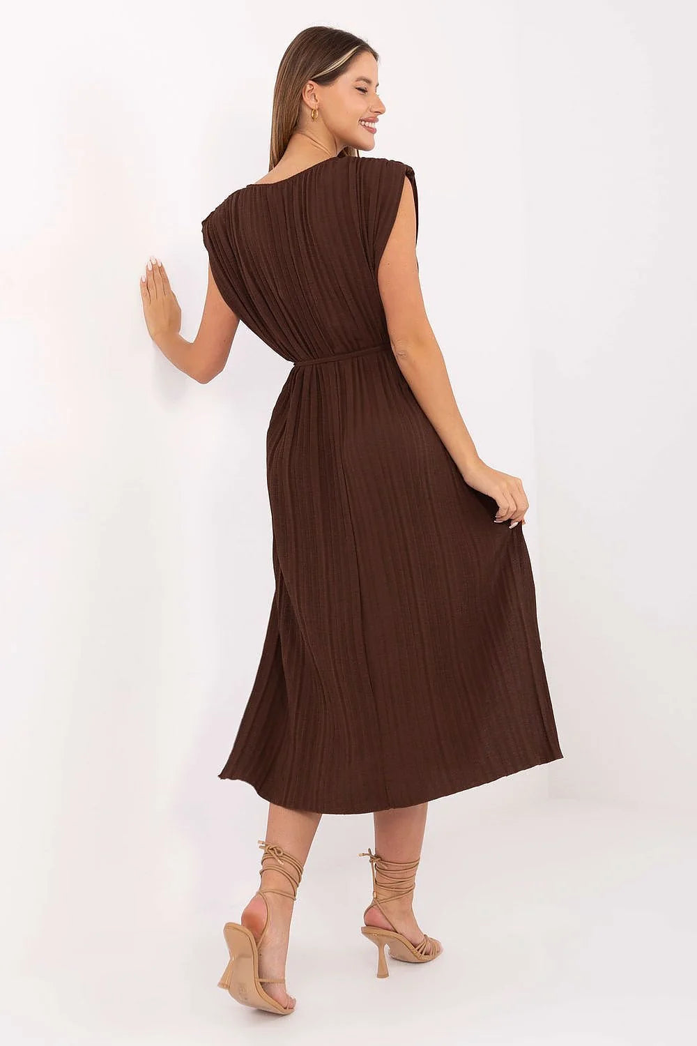 Robe de jour élégante sans manches décolleté rond couleur marron ceinture intégrée tissu plissé polyester viscose femme