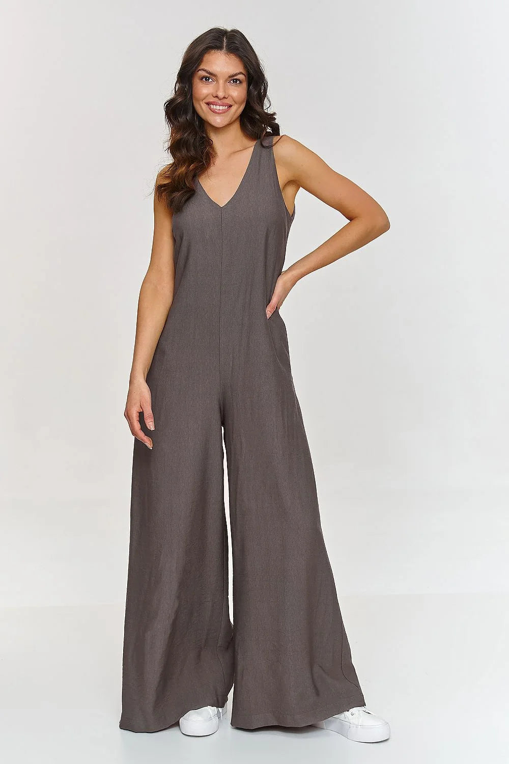 Combinaison femme élégante sans manches encolure V jambes larges style moderne matière légère couleur grise
