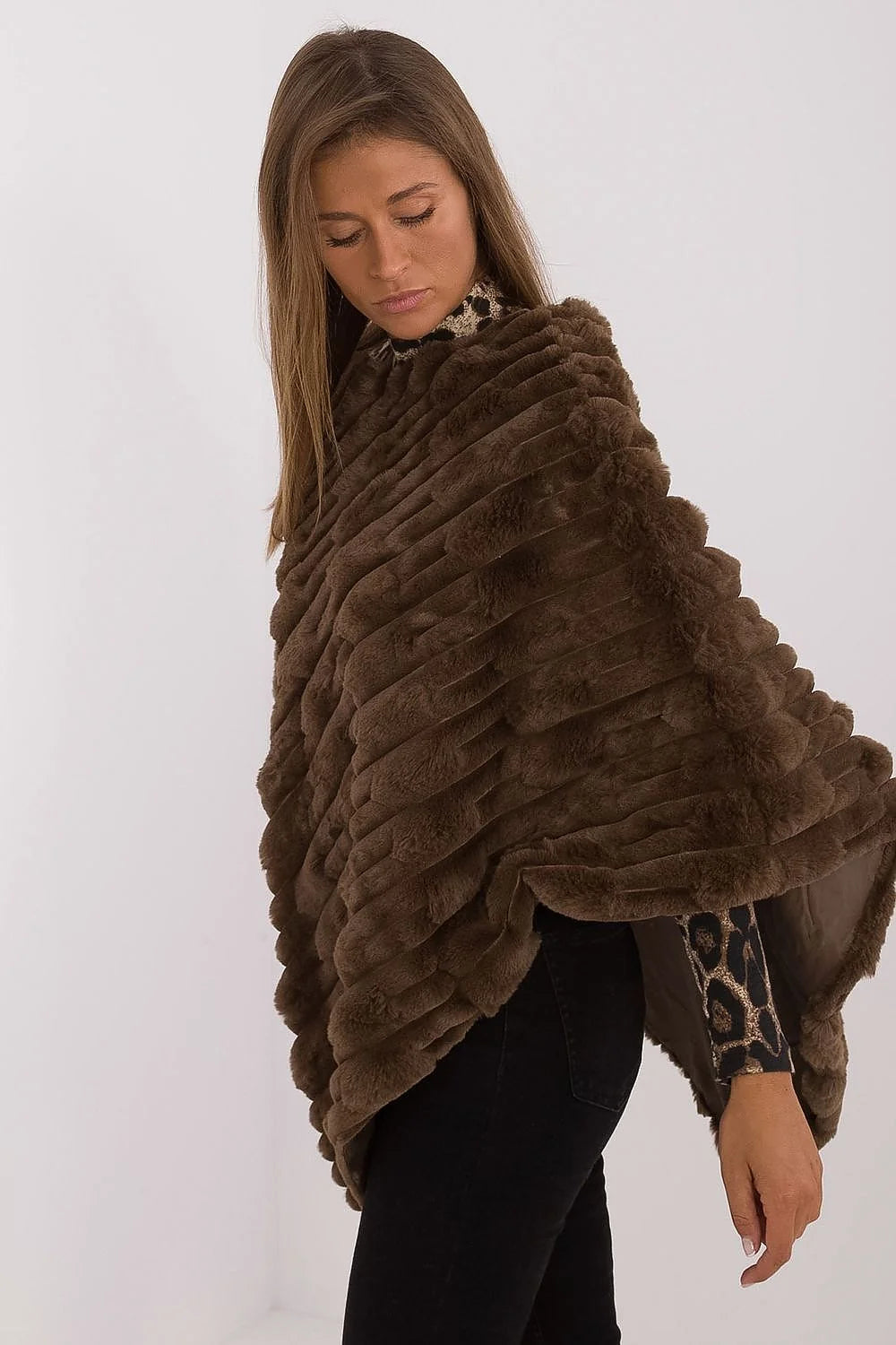 Poncho en fausse fourrure marron foncé ample et fluide texture diagonale luxueuse pour femme