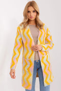 Cardigan long pour femme, design audacieux motif zigzag, couleurs vives jaune rose bleu beige, coupe droite sans fermeture, manches longues, poches plaquées, matière douce et chaleureuse