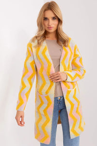 Cardigan long pour femme, design audacieux motif zigzag, couleurs vives jaune rose bleu beige, coupe droite sans fermeture, manches longues, poches plaquées, matière douce et chaleureuse