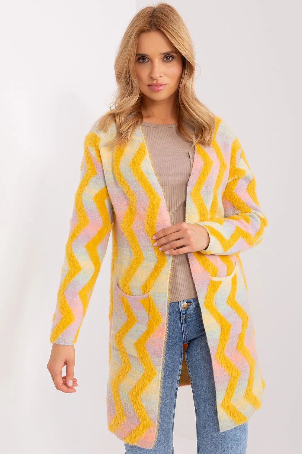 Cardigan long pour femme, design audacieux motif zigzag, couleurs vives jaune rose bleu beige, coupe droite sans fermeture, manches longues, poches plaquées, matière douce et chaleureuse