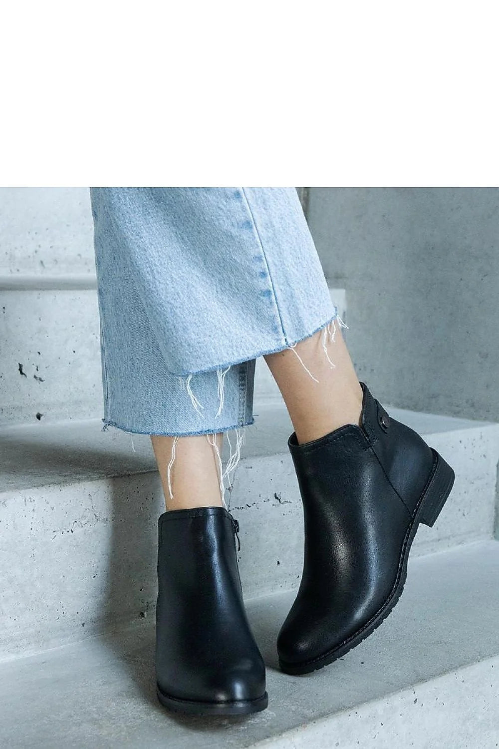 Bottines pour femmes en cuir noir élégantes semelle caoutchouc talon bas fermeture éclair style moderne