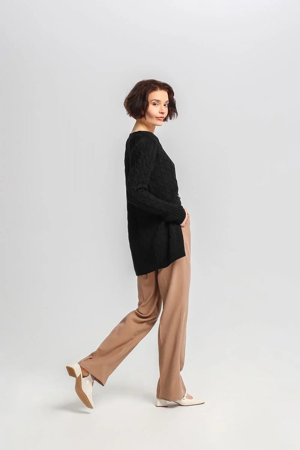 Ensemble vestimentaire féminin cardigan tricot motifs torsades profond col V boutons ronds pants beige coupe droite formel décontracté