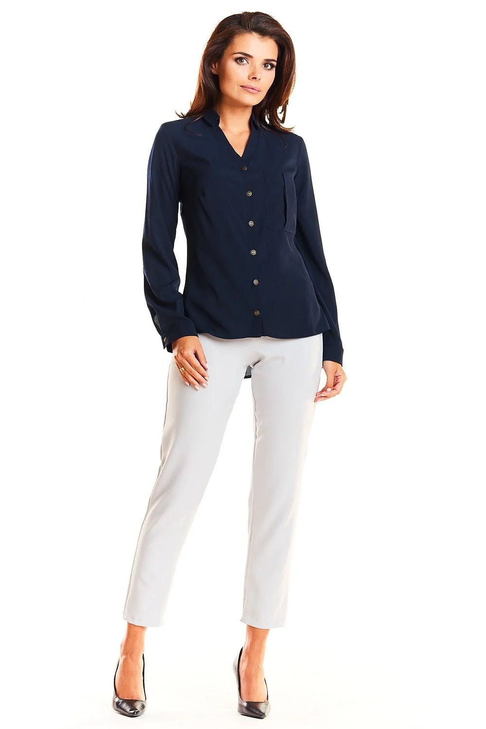 chemise satinée bleu cobalt semiajustée manches longues colV tailleur boutonnage central poche poitrine plissée tissu fluide léger élasthanne professionnel chic
