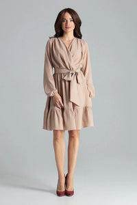 robe cocktail beige portefeuille mi longue manches longues fronces volants ceinture nouée taille marquée col V chiffon fluide élégante