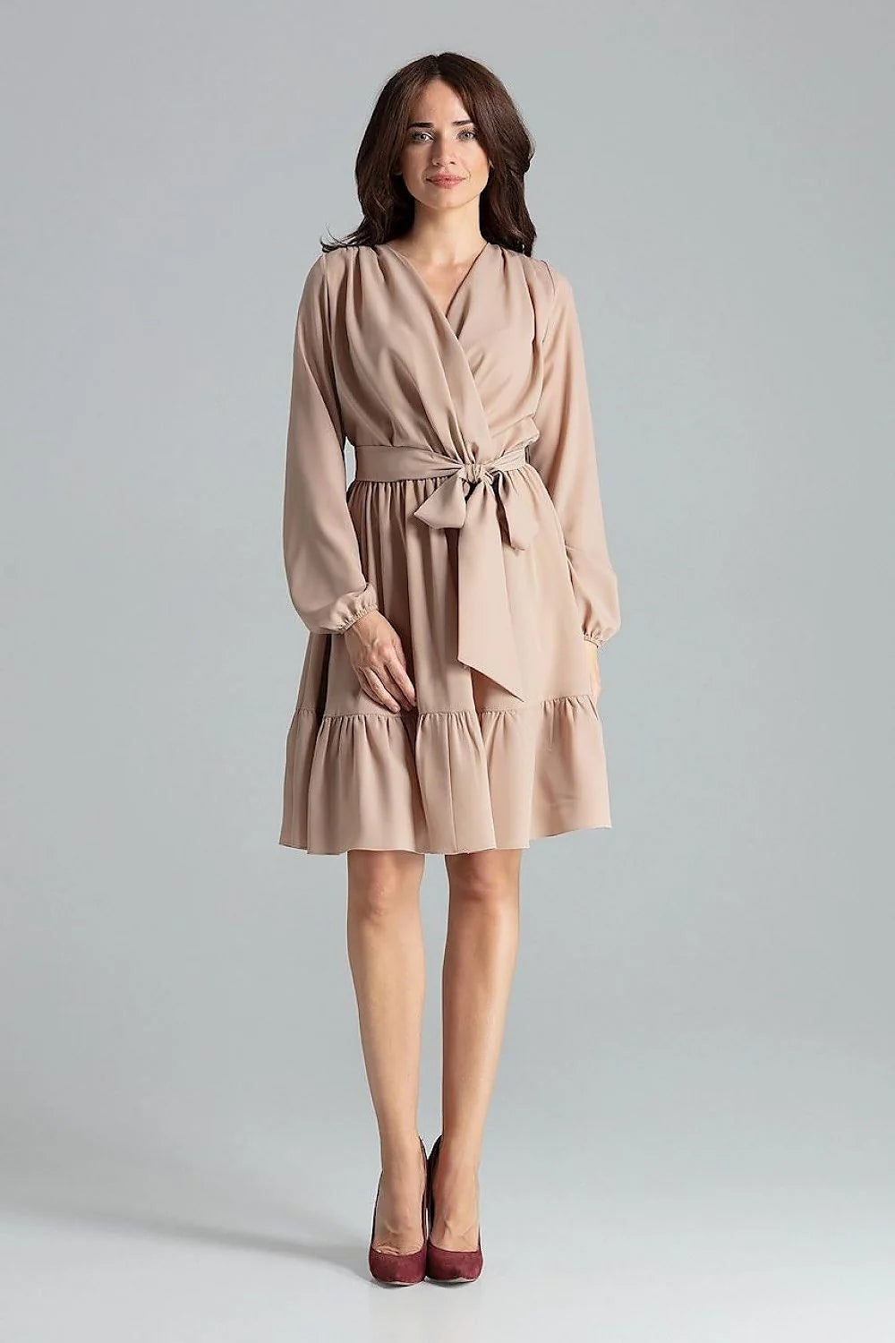 robe cocktail beige portefeuille mi longue manches longues fronces volants ceinture nouée taille marquée col V chiffon fluide élégante