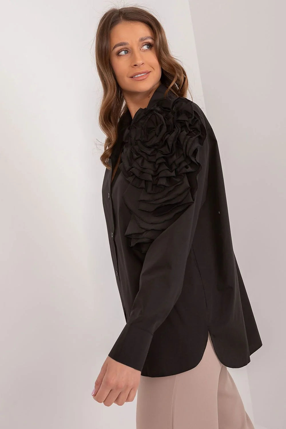 Chemise manche longue pour femme en tissu lisse, style élégant, motif floral épaule, couleur noire, coupe droite, confort