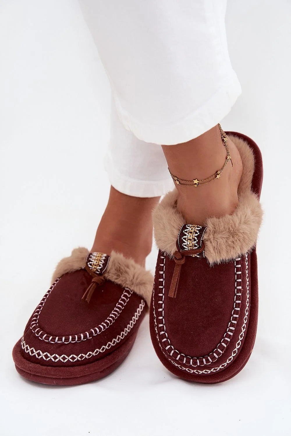 pantoufles mules femme suédine écologique bordeaux fourrure beige broderie subtile pompon chaîne dorée surpiqûres blanches semelle rembourrée extérieure épaisse cocooning