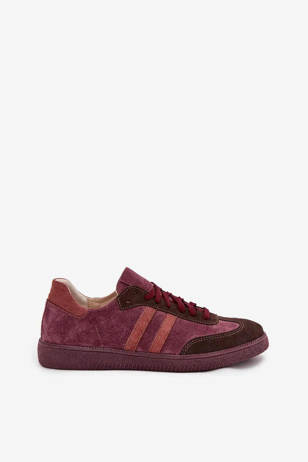 baskets femmes daim suédé bordeaux rétro empiècements contrastés surpiqûres visibles bout rond lacets assortis semelle gomme