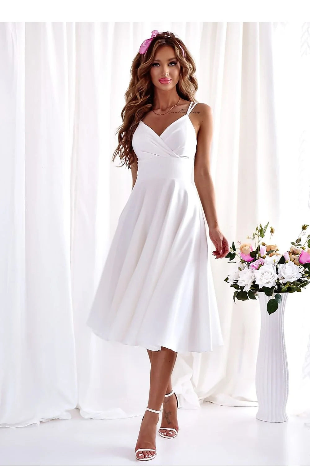 robe midi blanche élégante sans bretelles fines décolleté V profond bustier ajusté taille cintrée jupe évasée patineuse satinée fluide minimaliste