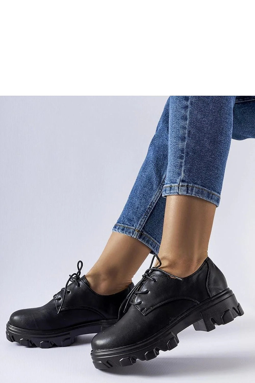 Chaussures basses Derby en cuir noir mat, semelle caoutchouc, lacets noirs, coupe classique, confort maximal, style urbain, femmes
