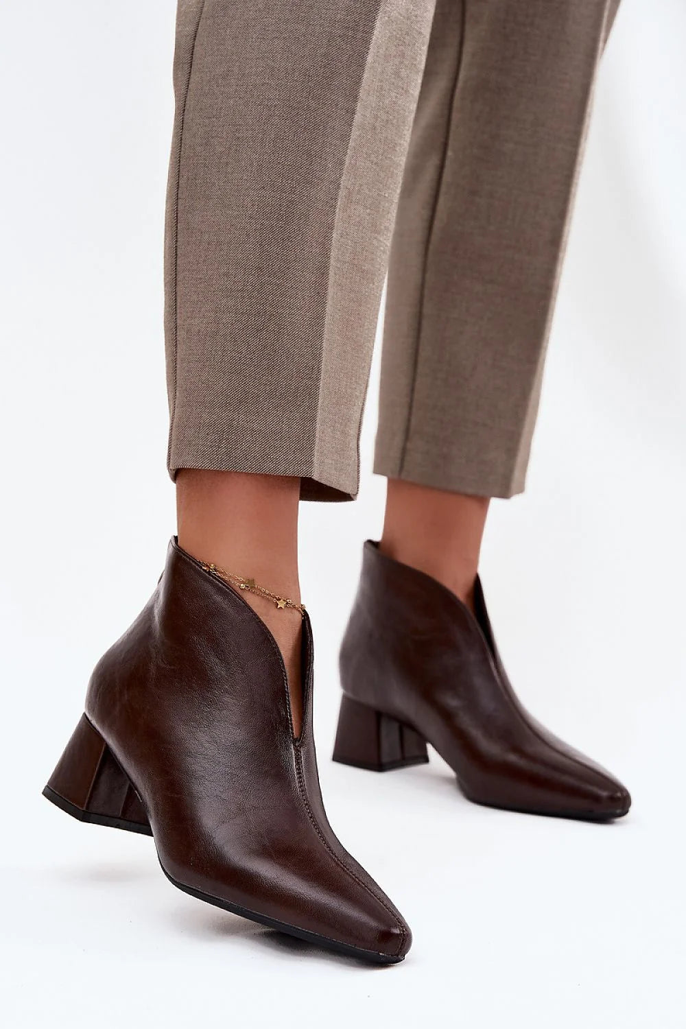 bottines femme cuir écologique marron foncé bout amande talon colonne stable mi hauteur fermeture éclair arrière minimaliste silhouette effilée chic