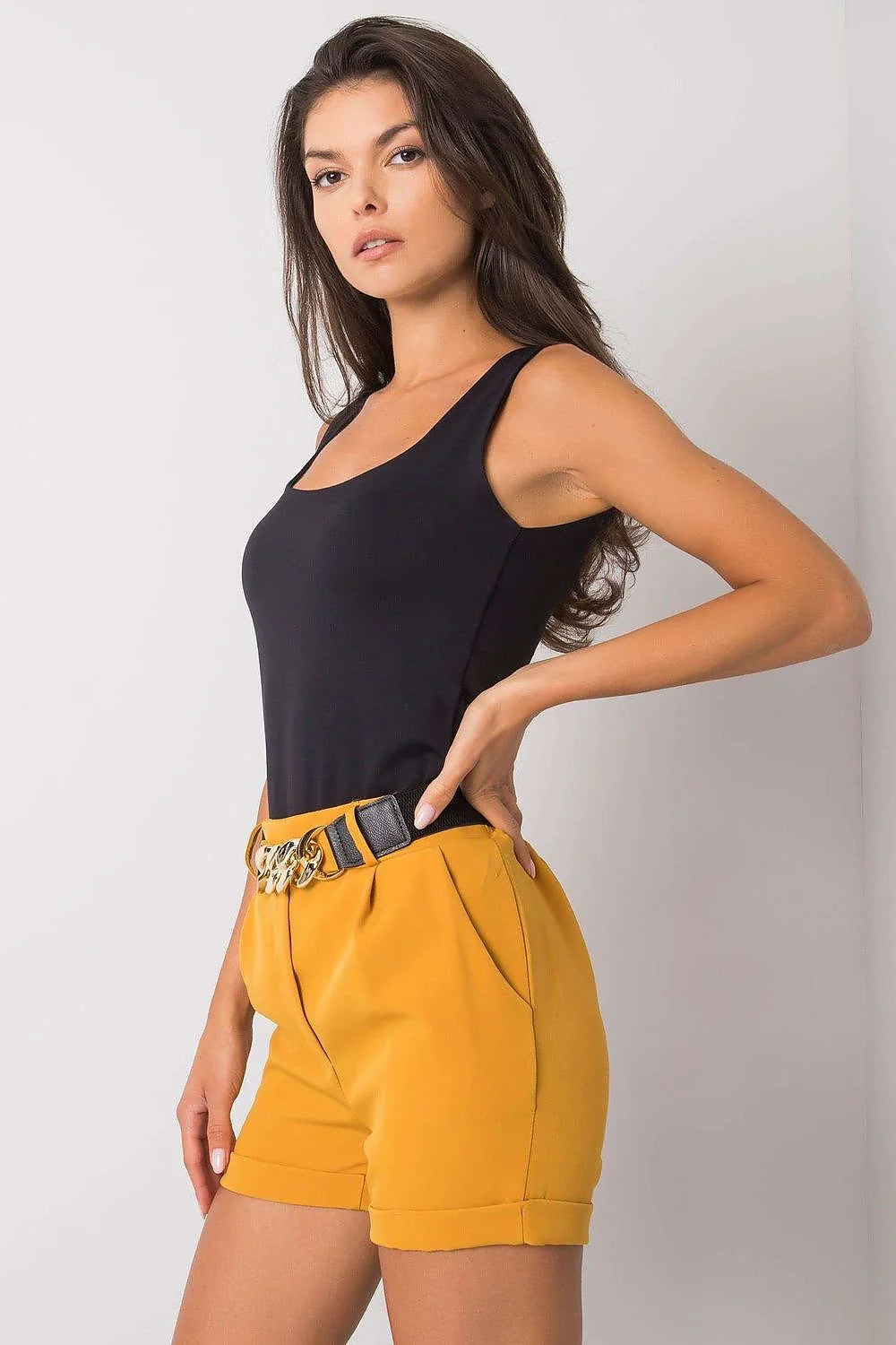 Short élastique sans-manches couleur vive côtelé ajusté ceinture dorée haut taille haute bandeau féminin style minimaliste look moderne