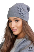 Bonnet pour femme style élégant et moderne en laine et polyamide couleur grise unie fleur perlée Kamea