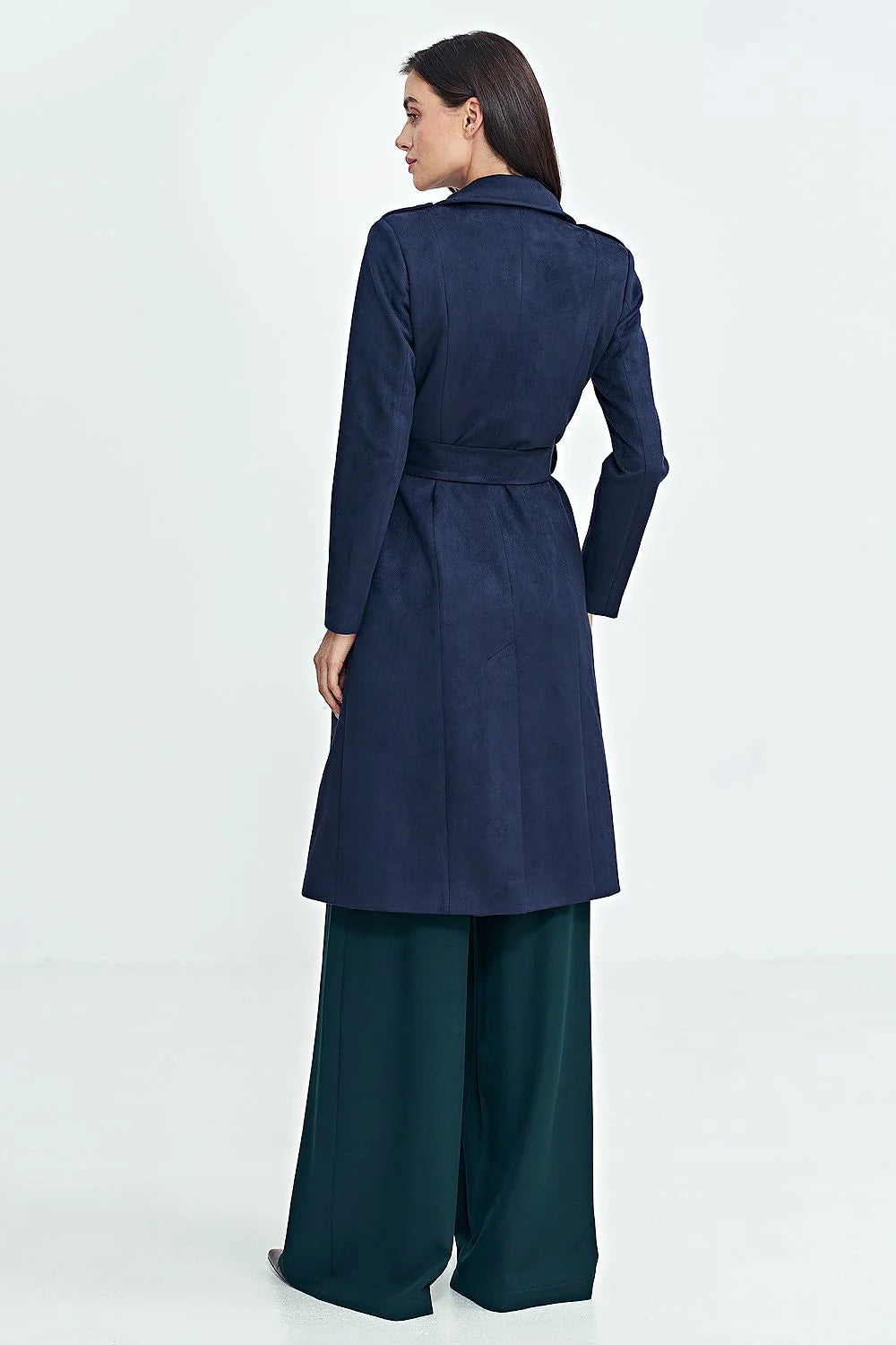 manteau trench femme bleu marine coupe ajustée ceinture nouée épaulettes structurées double boutonnage longueur mollets suédine doublure isolante poches latérales