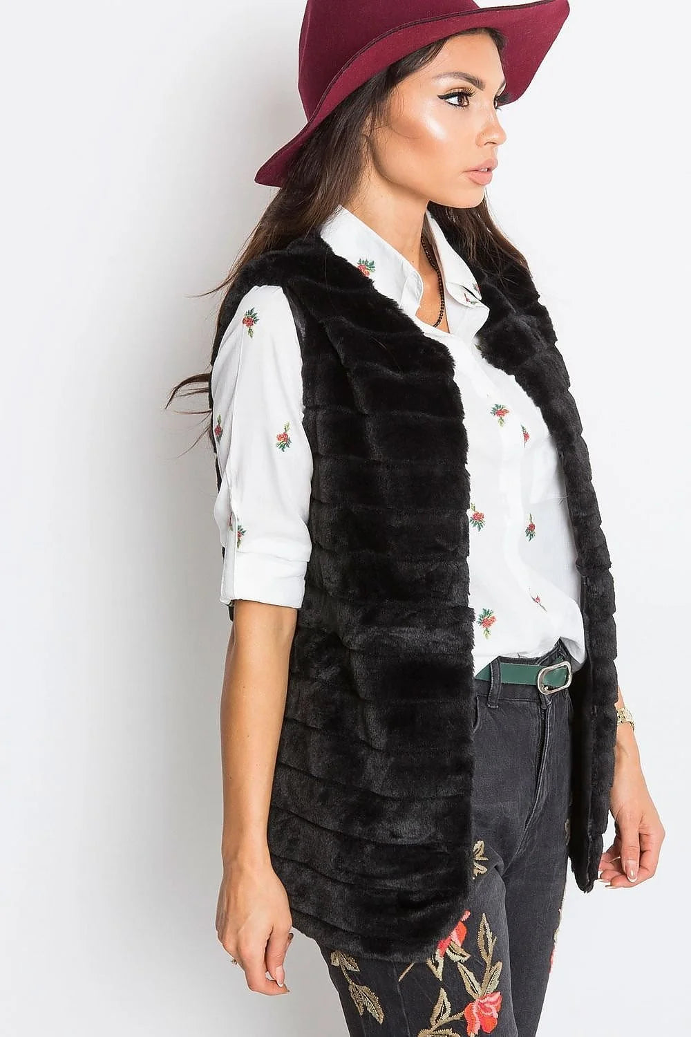 Gilet sans manches fausse fourrure gris élégant décontracté hiver femme moderne tendance mode féminine