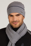 Bonnet et écharpe assortis Kamea pour femme, style moderne, matériau doux, couleur grise, bande contrastante, logo métallique, idéal pour l'automne et l'hiver