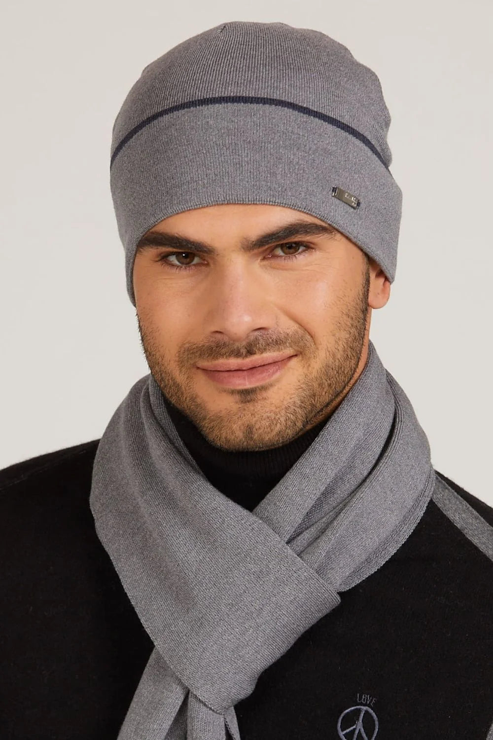 Bonnet et écharpe assortis Kamea pour femme, style moderne, matériau doux, couleur grise, bande contrastante, logo métallique, idéal pour l'automne et l'hiver