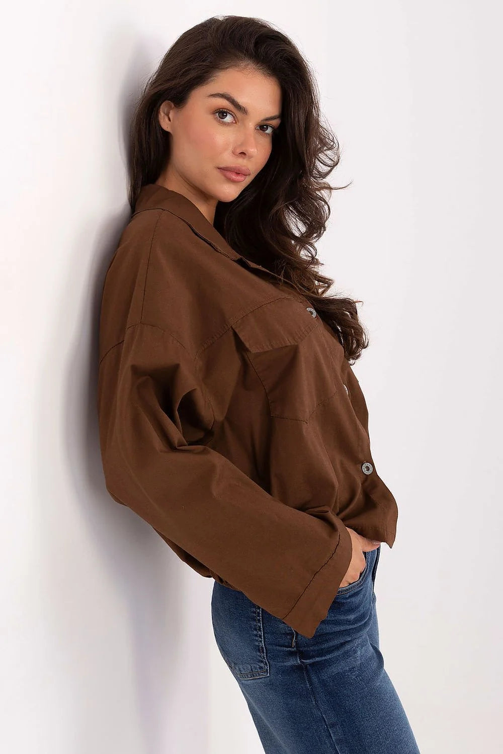 chemiser femme marron chocolat twill coton stretch coupe courte boxy manches longues col classique boutonné poches poitrine rabat ourlet élastique