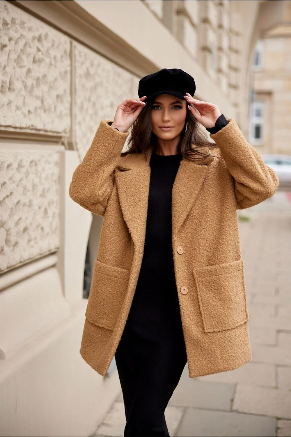 Veste longue pour femme design contemporain élégant coupe oversize matériau teddy color camel doublée poches plaquées finitions soignées occasions automne printemps