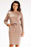 robe féminine taupe ample manches longues taille ajustable ceinture nouée coton élasthanne poche latérale écusson doré décontractée chic