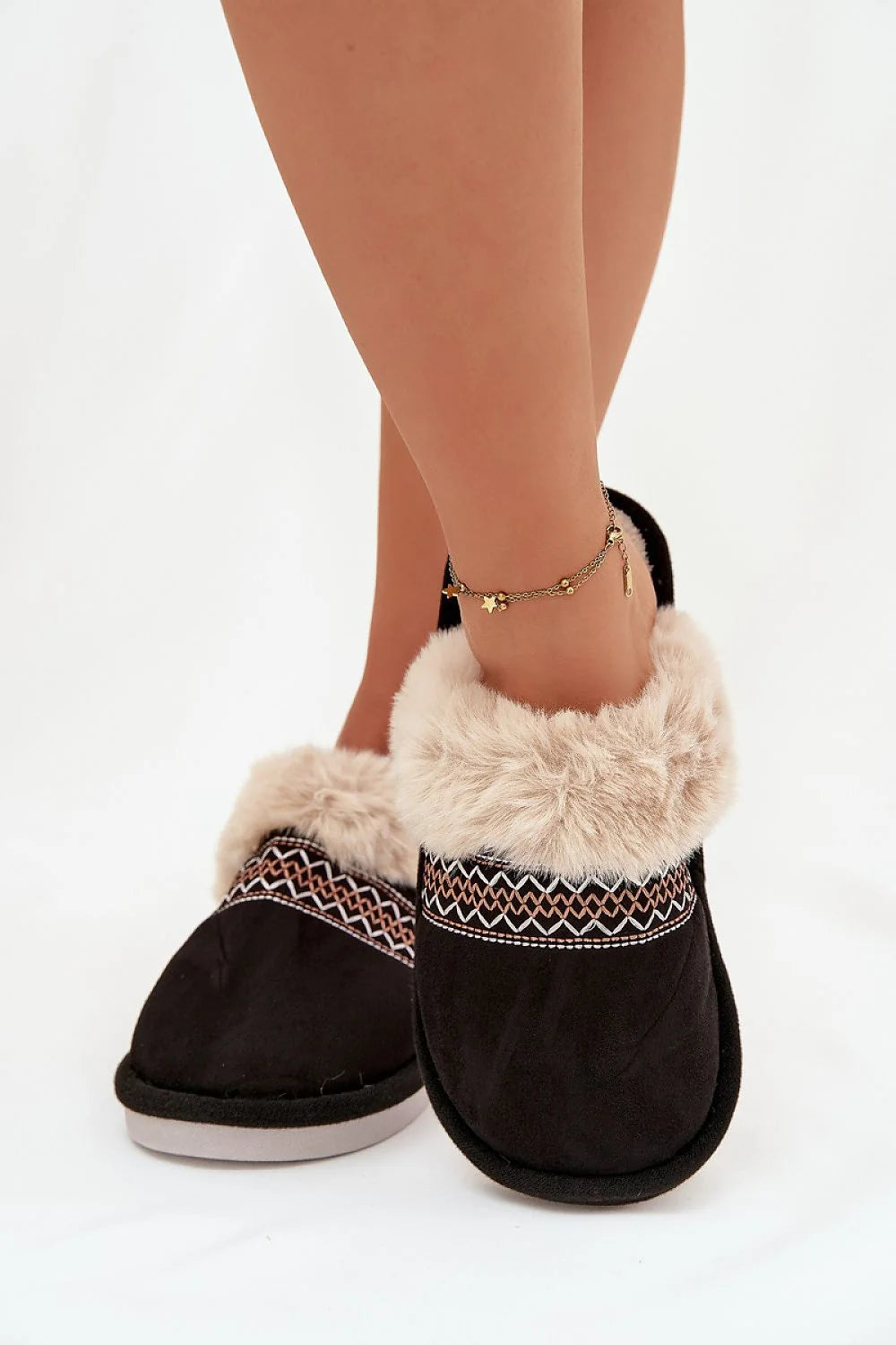 pantoufles mules femme suédine noire bout fermé col fausse fourrure beige doublure chaude semelle intérieure épaisse brodée ethnique