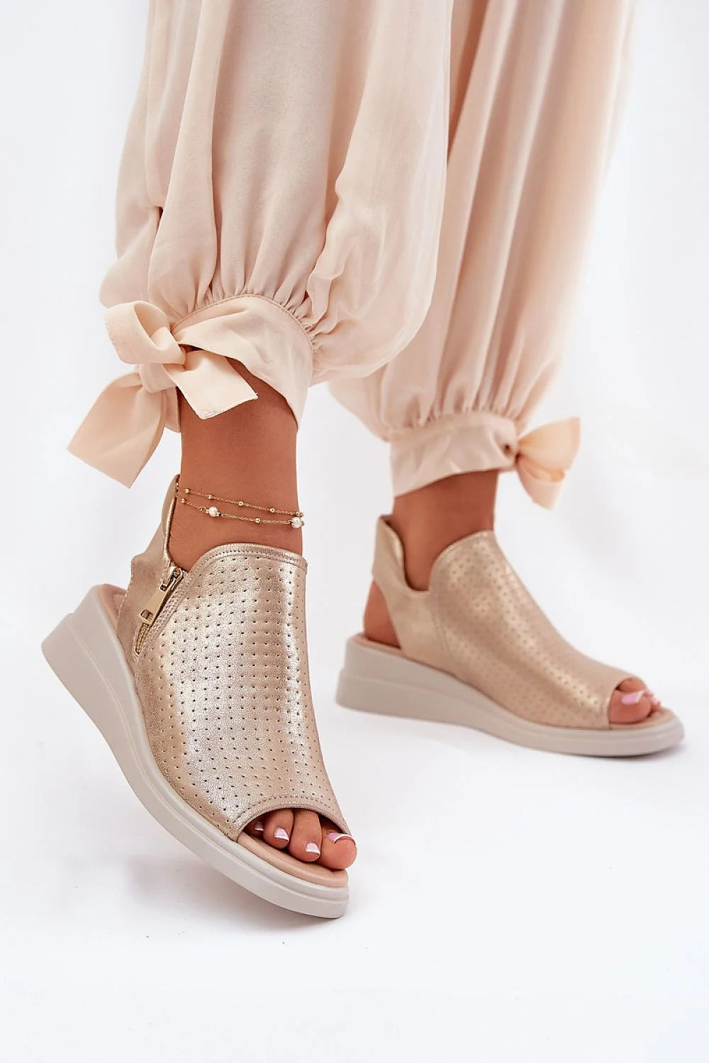 Sandales femmes style moderne dorée perforée cuir artificiel semelle épaisse补偿é fermeture éclair côté été
