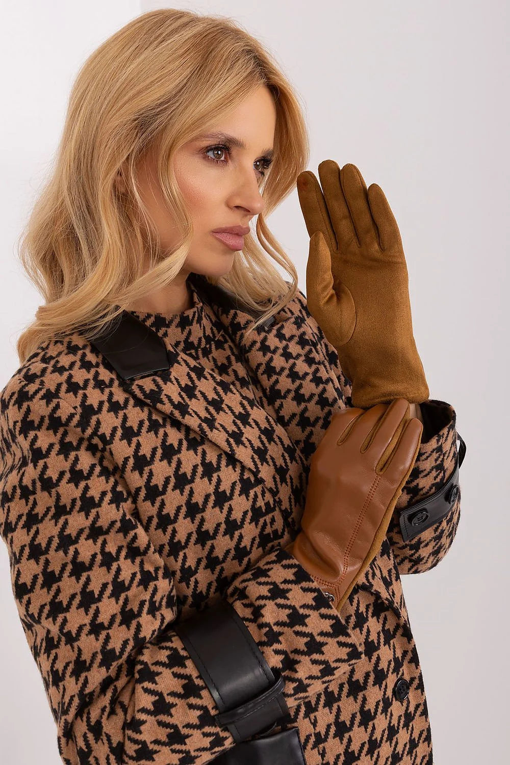 Gants élégants isolés pour femmes, combinaison de matériaux, fleur brodée sur l'index, polyuréthane 50%, polyester 40%, spandex 10%