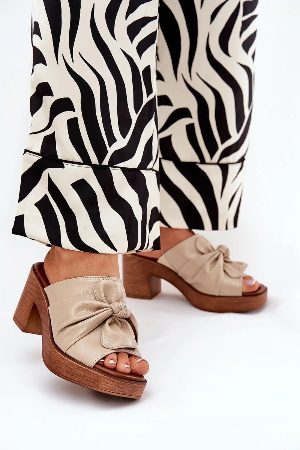 Mules à talon carré en similicuir beige avec nœud décoratif pour femmes, style estival chic