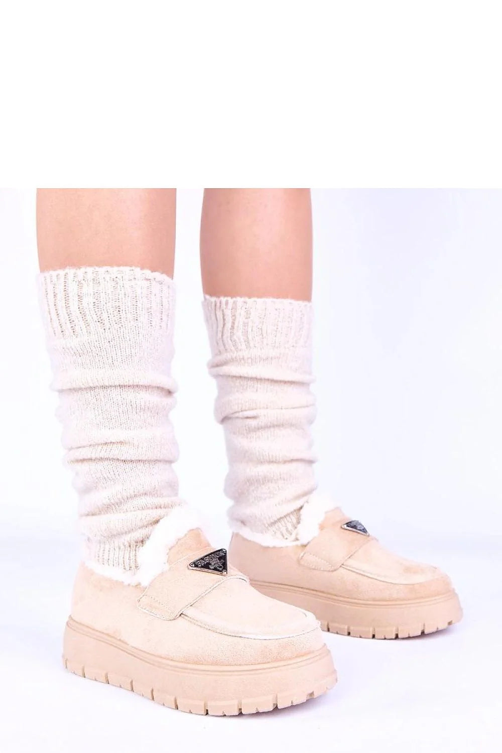 mocassins femme fourrés suède beige clair plateforme hauteur 4cm semelle crantée antidérapante cocooning slipon bride velcro logo métal