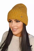 Bonnet pour femme moderne tendance en maille côtelée couleur moutarde avec paillettes et emblème cœur, idéal pour l'hiver, style casual et occasionnel, confort thermique garanti